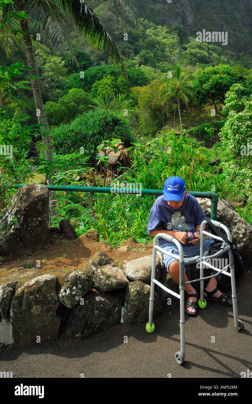 Prendendo una pausa durante una visita alla Iao stato Parco Valle Ioa nelle montagne di West Maui Hawaii USA Foto Stock