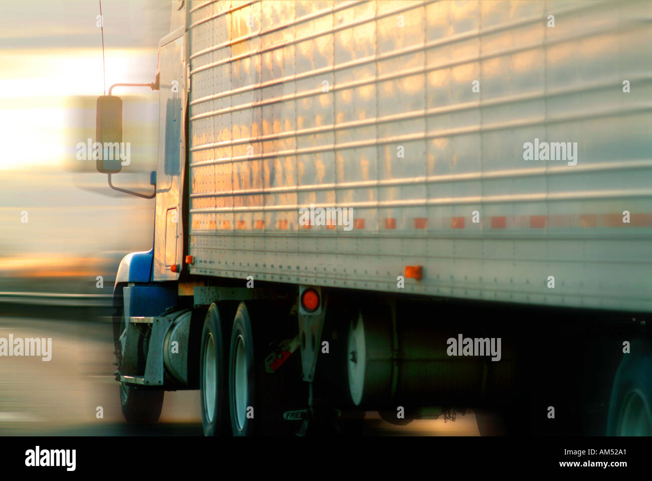 Un grande 18 wheeler carrello sull'autostrada al tramonto Foto Stock
