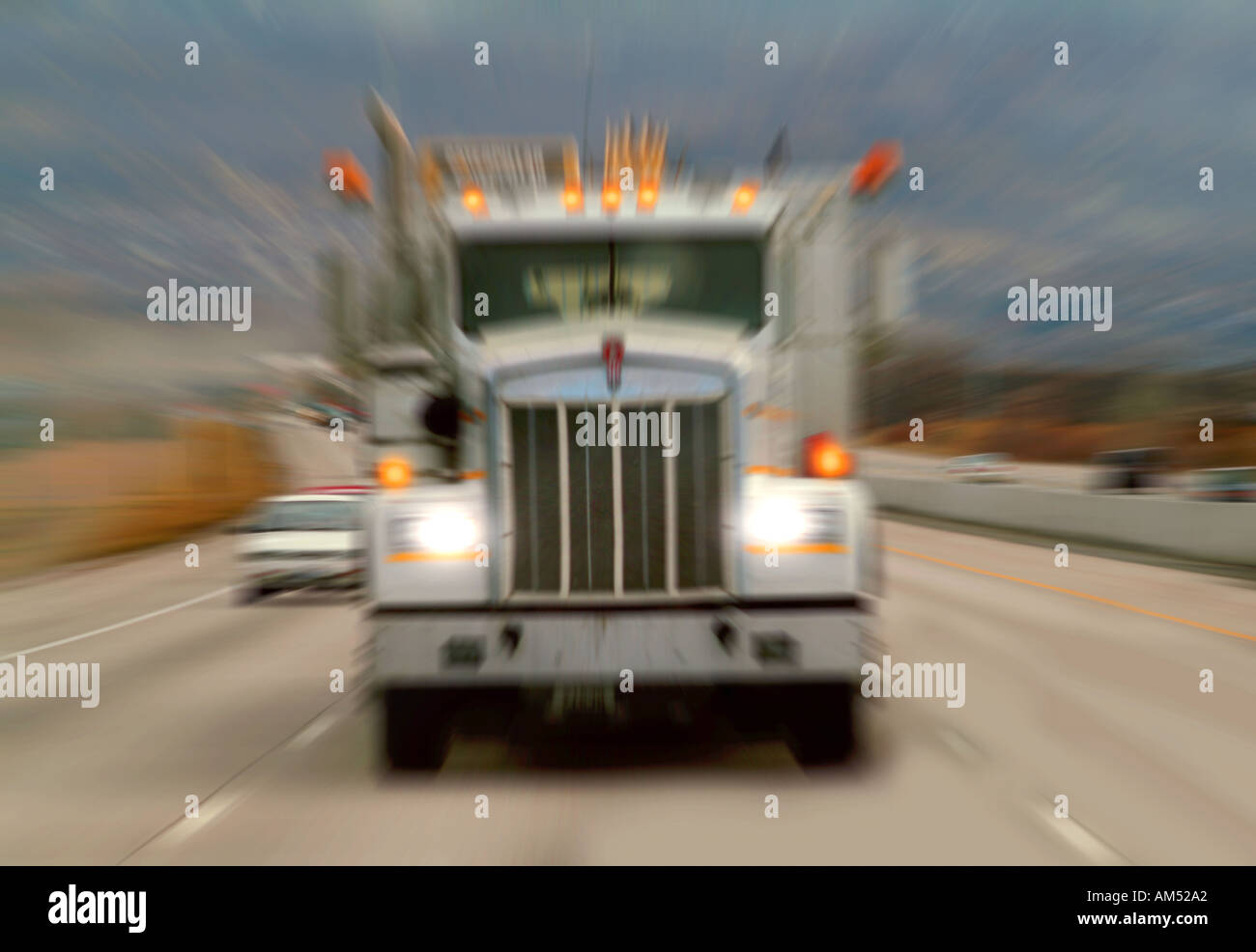 Un grande 18 wheeler carrello sull'autostrada correre in avanti per il viewer con motion sfocatura zoom Foto Stock