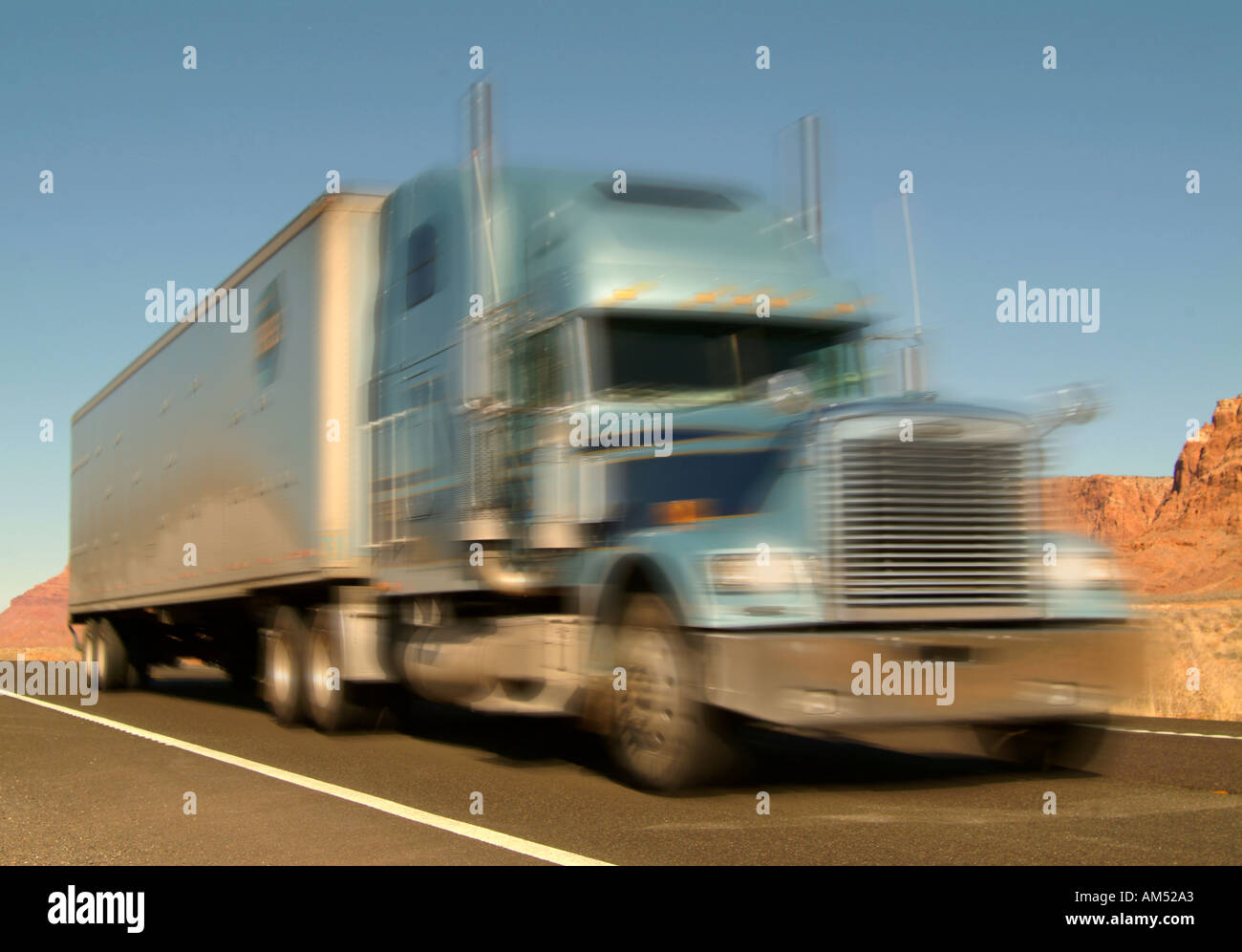 Un grande 18 wheeler carrello sull'autostrada con sfocatura Foto Stock