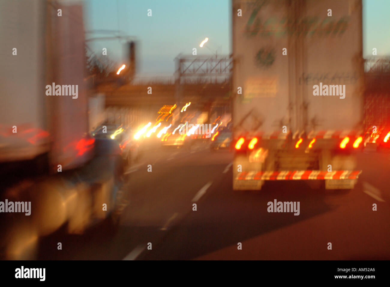 Camion sull'autostrada al tramonto con movimento sfoca Foto Stock
