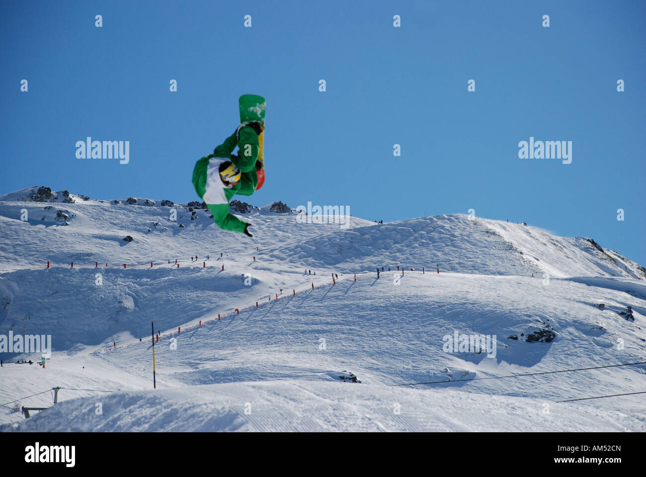 Un snow boarder tirando alcuni trucchi in una giornata di sole in Les Arcs Foto Stock