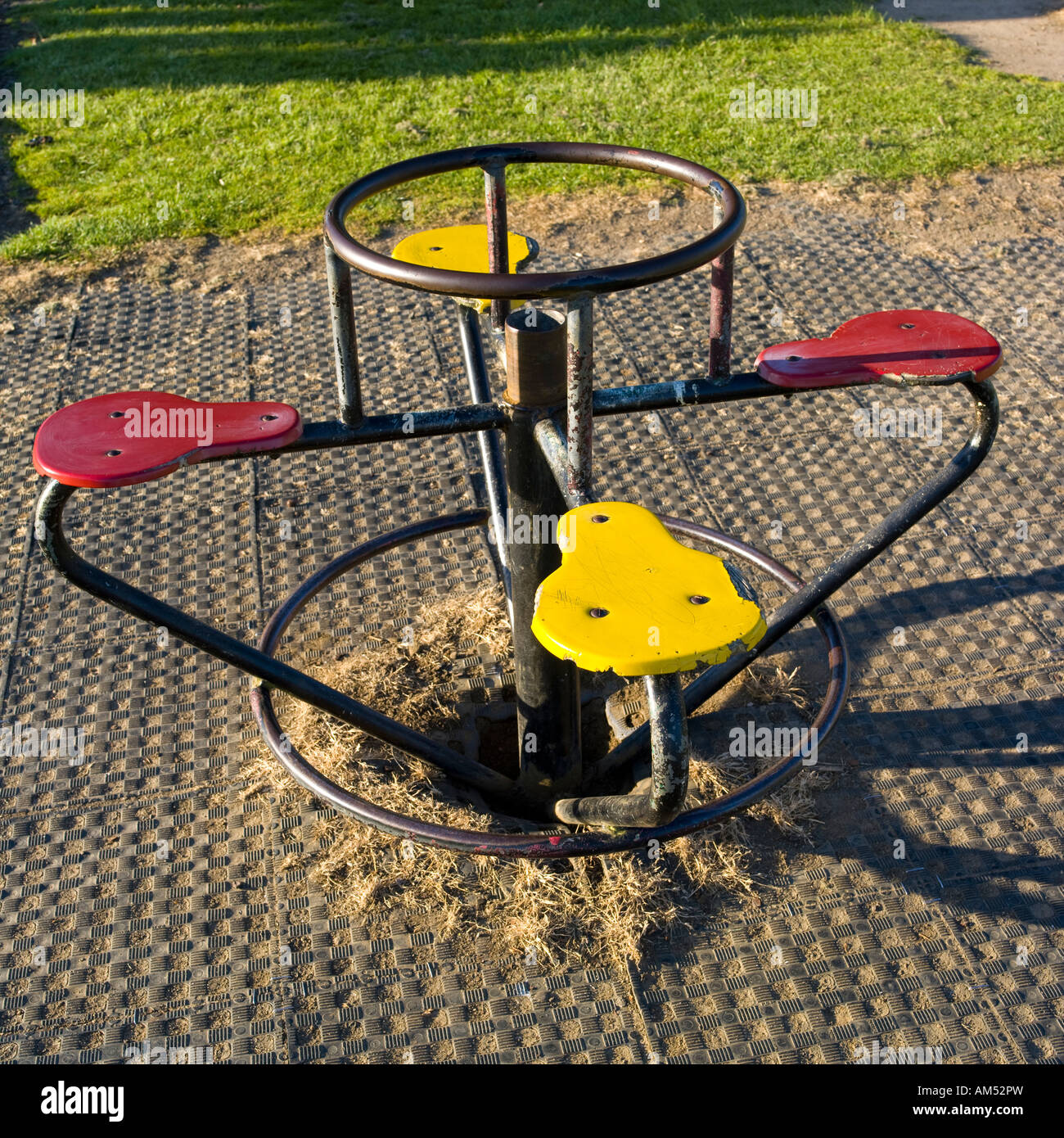 Intorno a oscillare nel vuoto il parco giochi Foto Stock