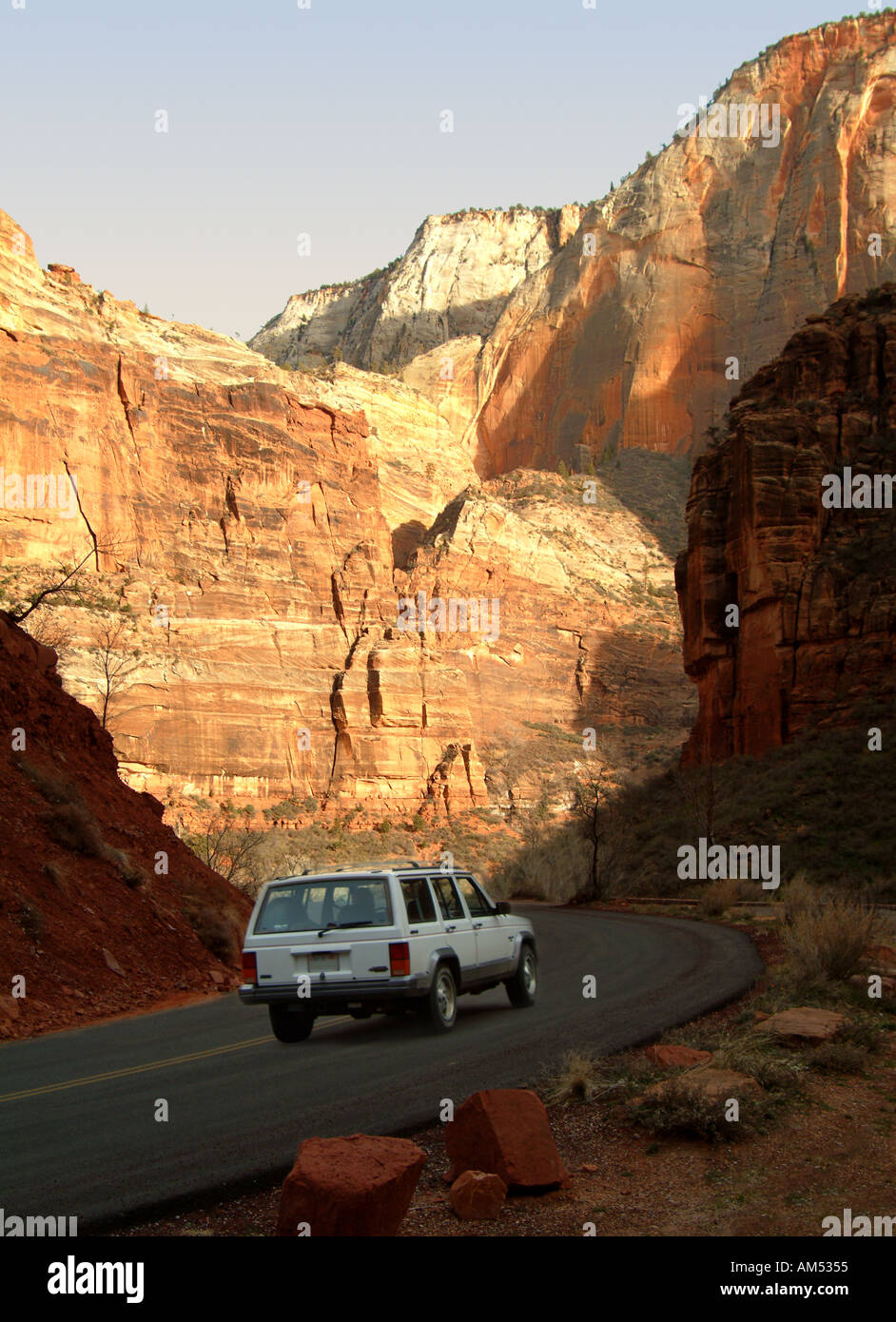 I turisti aziona attraverso Zion Canyon dello Utah con vista al tramonto Foto Stock