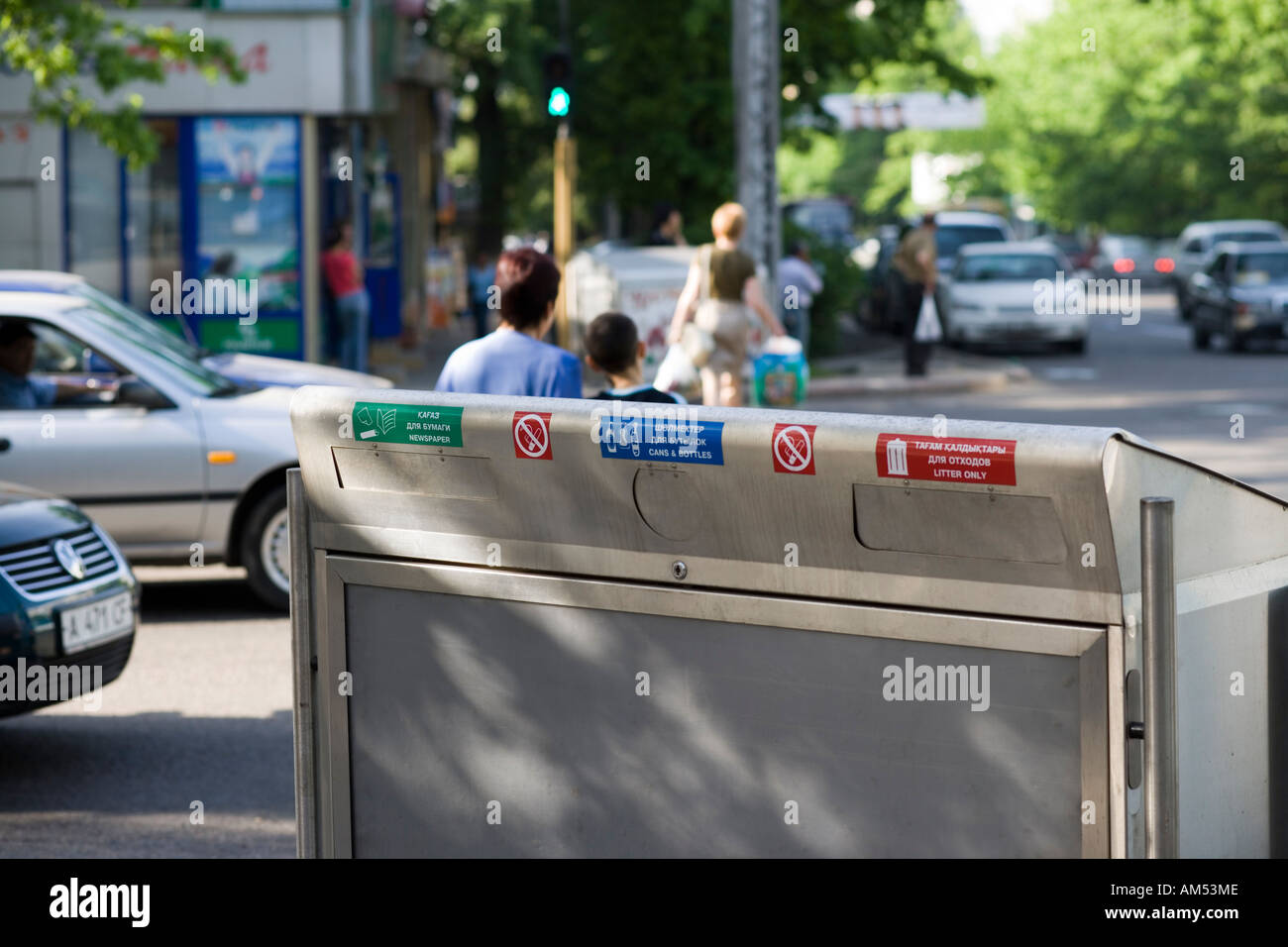 Riciclaggio - separare i rifiuti urbani sistema su un angolo di strada in Almaty, Kazakhstan Foto Stock