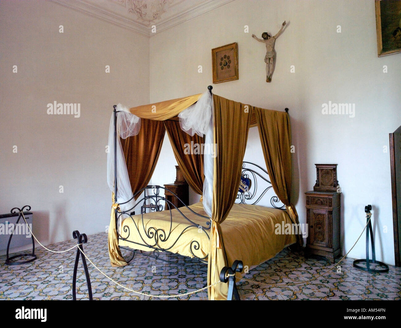 Caccomo Castello Sicilia Italia camera da letto con letto a baldacchino Foto Stock