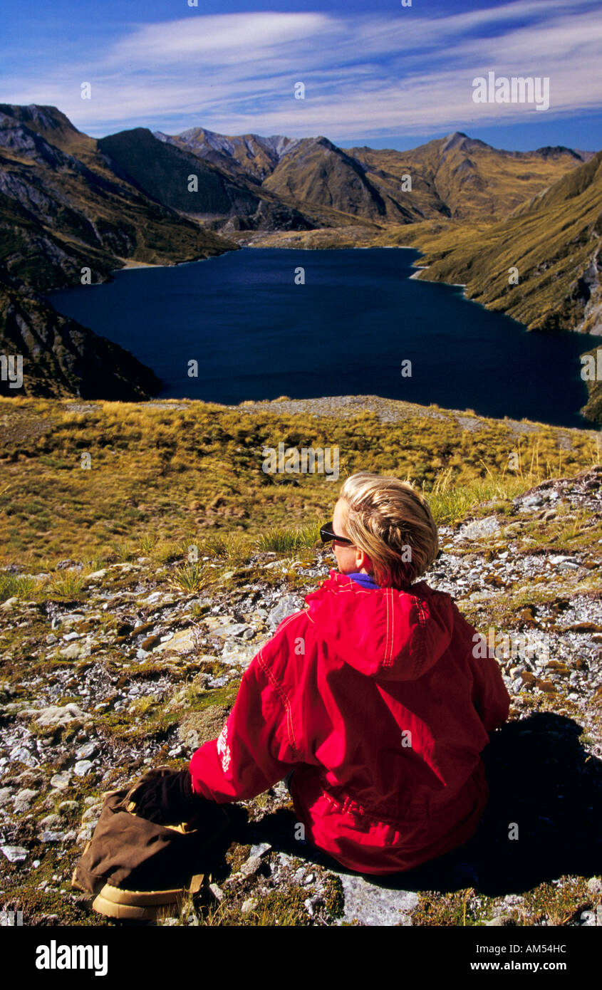 Heli gli escursionisti a Lochnagar Richardson montagne vicino Otago Alpi meridionali dell'Isola del Sud della Nuova Zelanda in verticale Foto Stock
