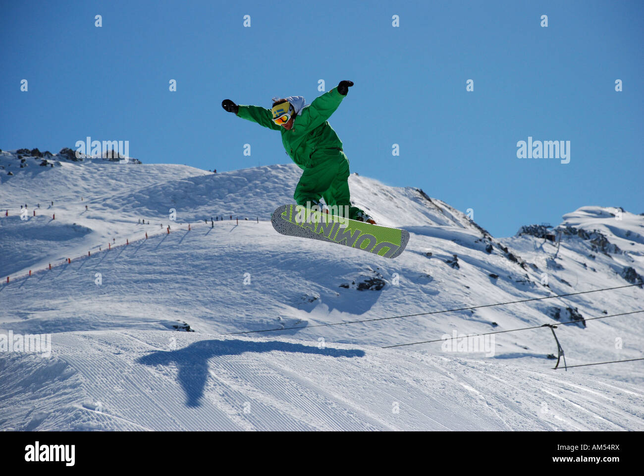 Un snow boarder tirando alcuni trucchi in una giornata di sole in Les Arcs Foto Stock