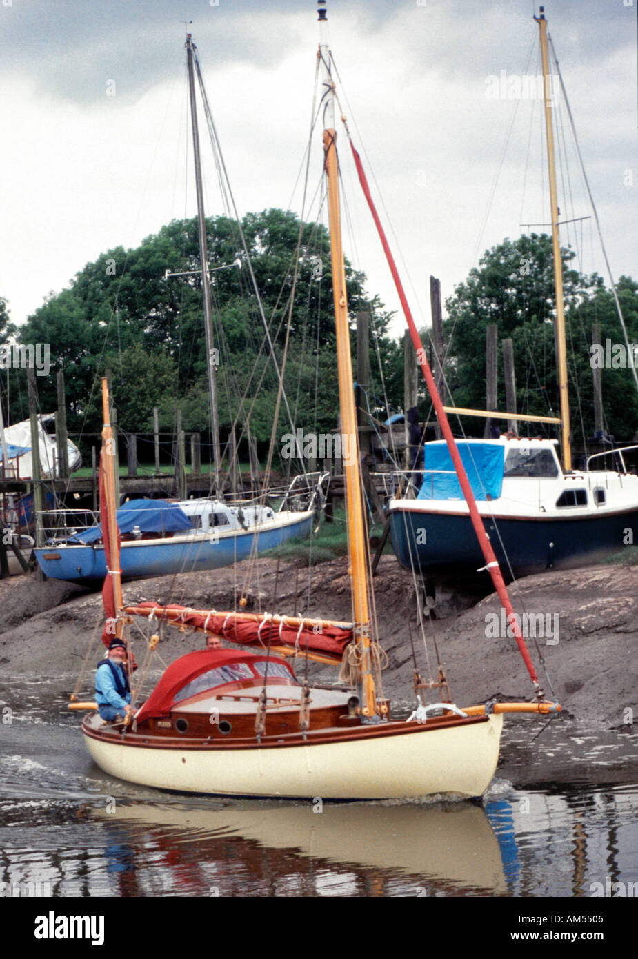 Lo yacht Puffin uscire David Moss cantiere su Skippool Creek in Lancashire sul suo viaggio di consegna Foto Stock