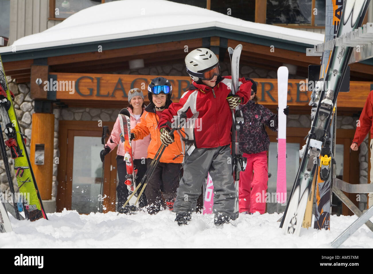 Giovani sciatori sulla Whistler Mountain della Columbia britannica in Canada Foto Stock