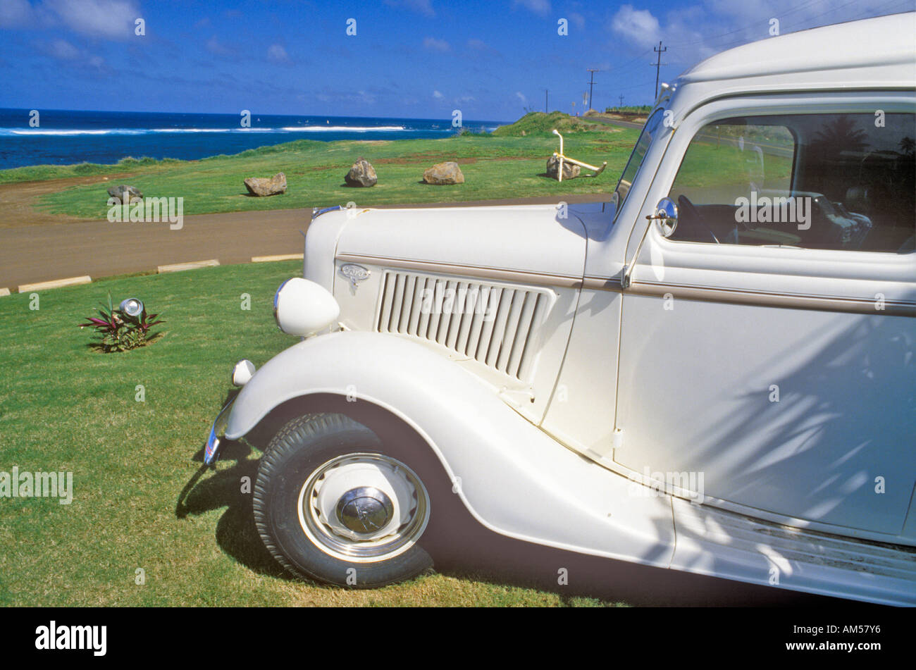 Vintage automobile dall'oceano in Maui Hawaii Foto Stock