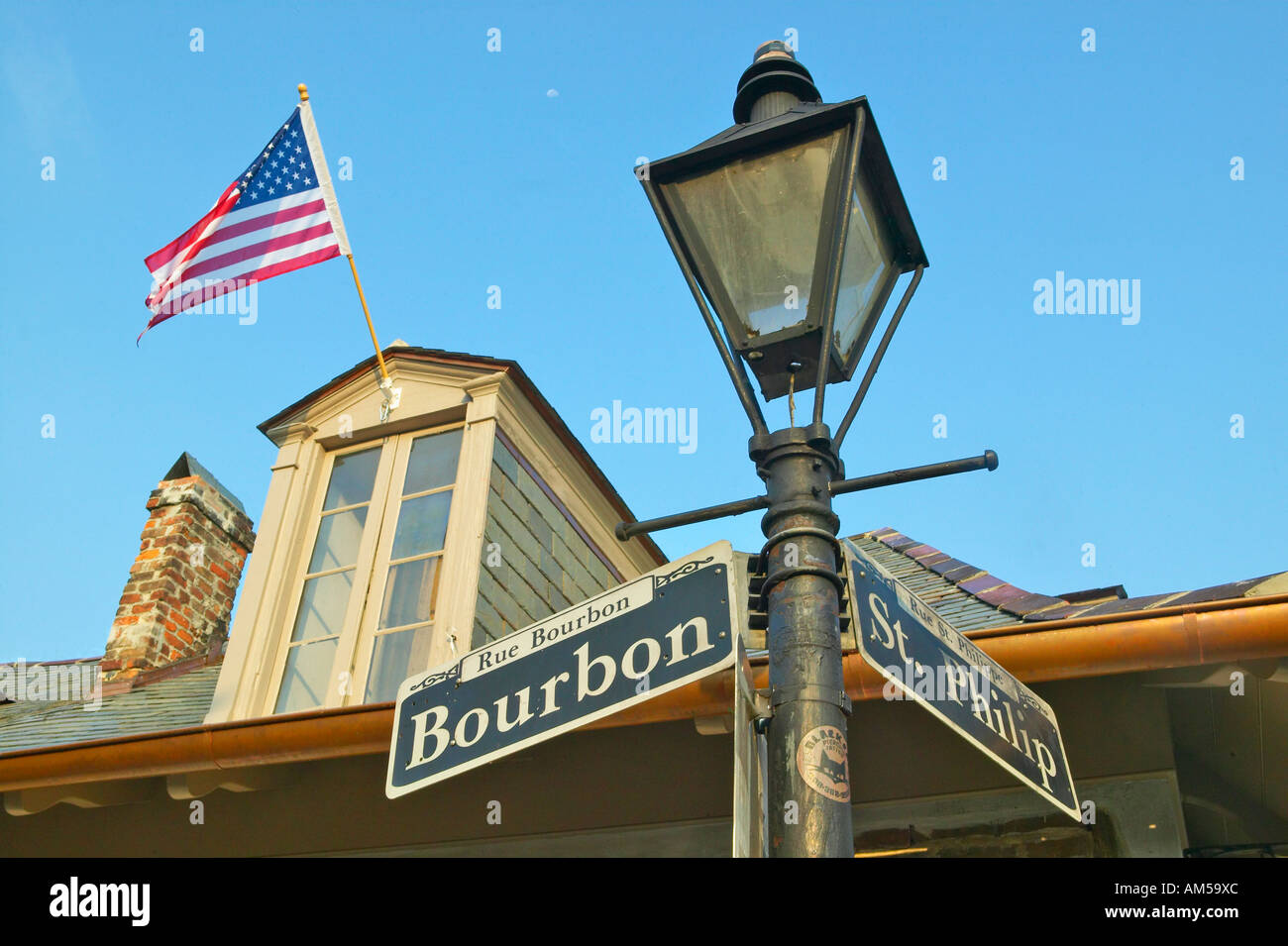 Bourbon Street e St Philips Street e lampada posta nel Quartiere Francese di New Orleans La Foto Stock