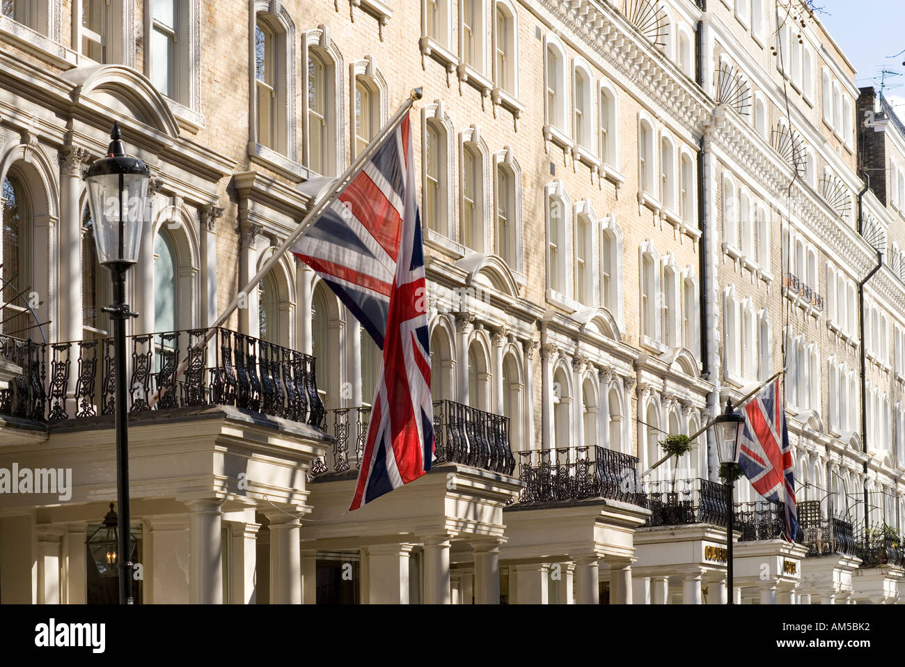 Kensington Hotel e il Claverley Hotel con bandiera britannica; Beaufort Gardens in Brompton Road e Knightsbridge, Londra SW3. Foto Stock