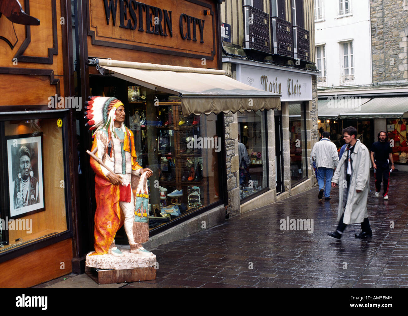 American Indian statua che si trova nella parte anteriore di un occidente americano influenzato store a Vannes Francia Foto Stock