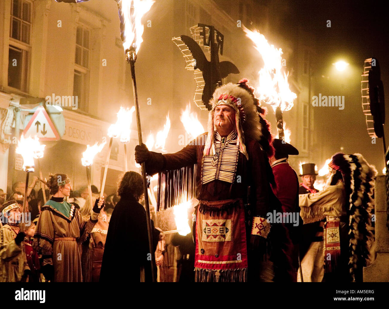 Red capo indiano Burning attraversa Fiaccolata di Lewes Festa del Fuoco Sussex Regno Unito Europa Foto Stock