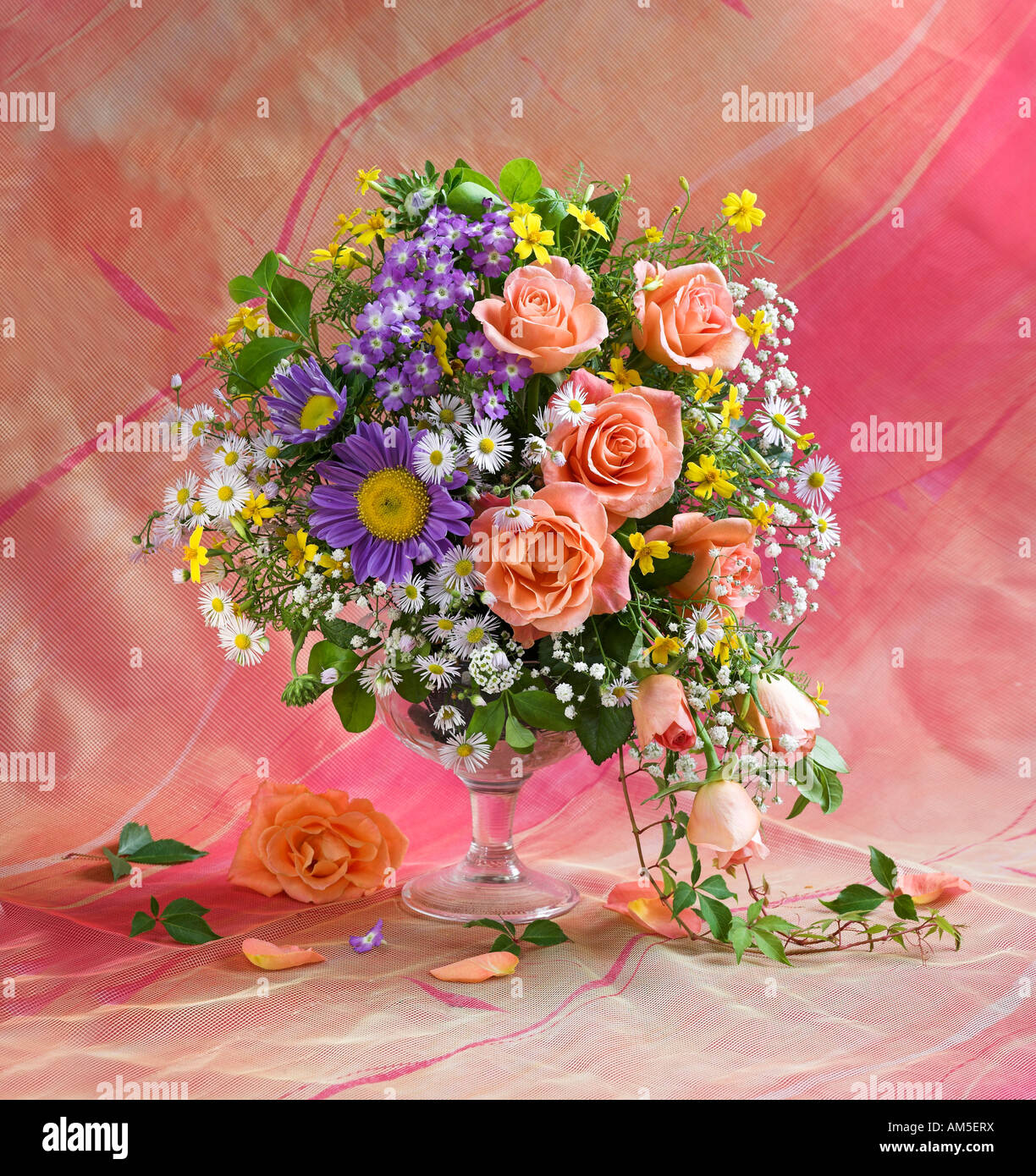 Studio disposti colorati mazzo mazzo di rose su uno sfondo color pastello Foto Stock