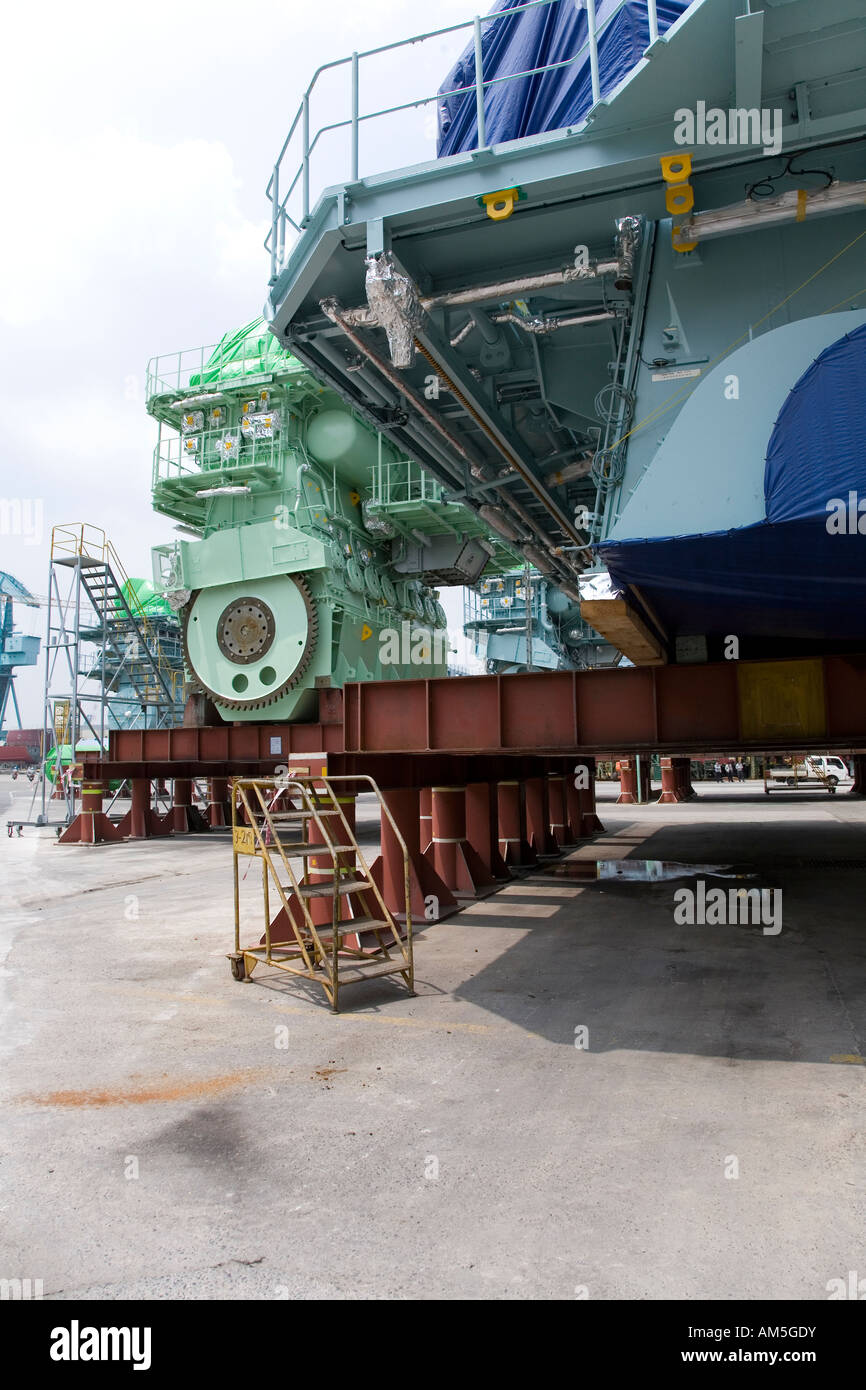 I motori marini attendono l'installazione a bordo di nuovi edifici alla Hyundai Heavy Industries cantieri navali in Corea del Sud. Foto Stock