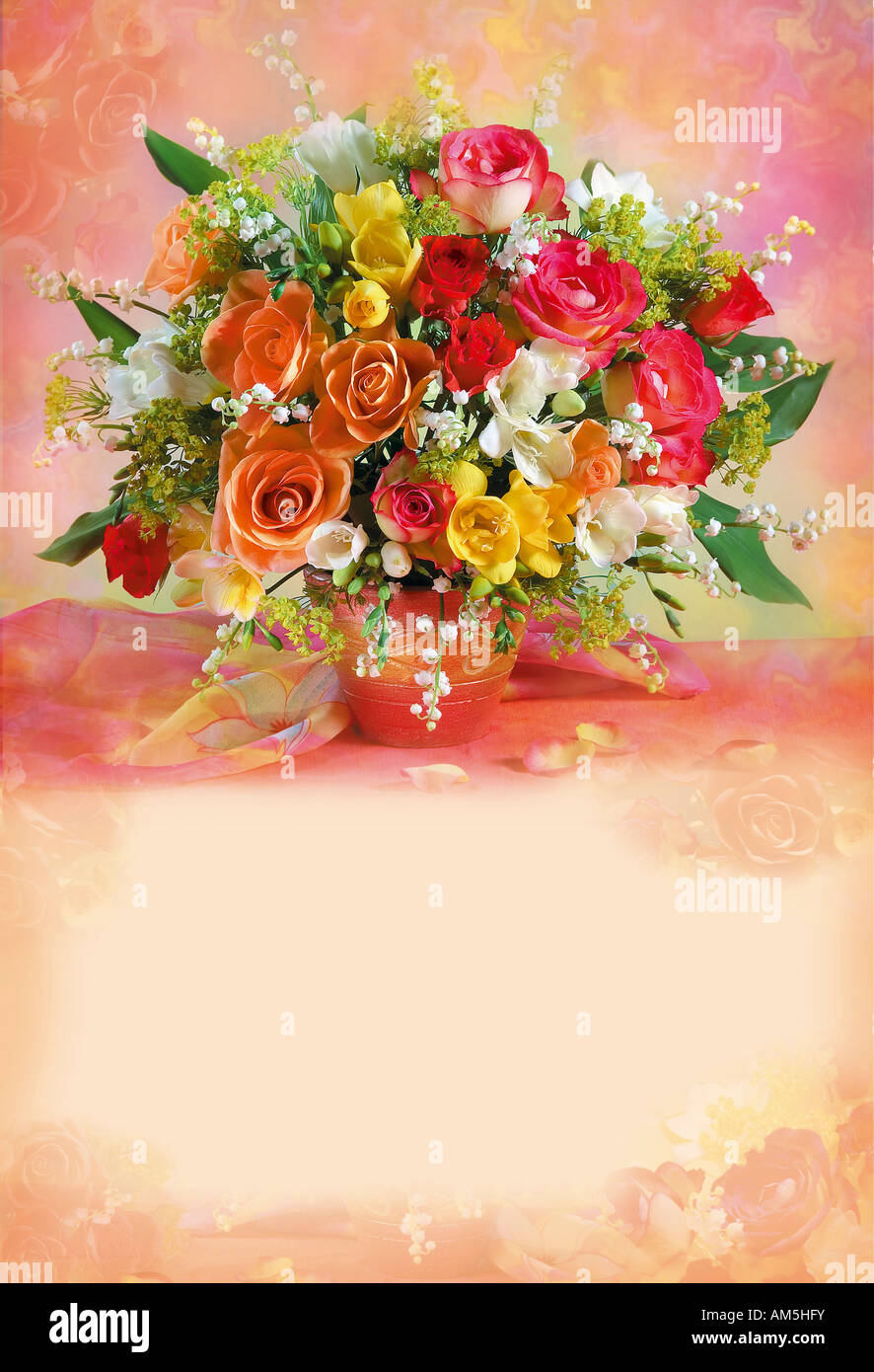 Studio disposti colorati mazzo bouquet di rose rosse in un vaso su uno sfondo color pastello Foto Stock