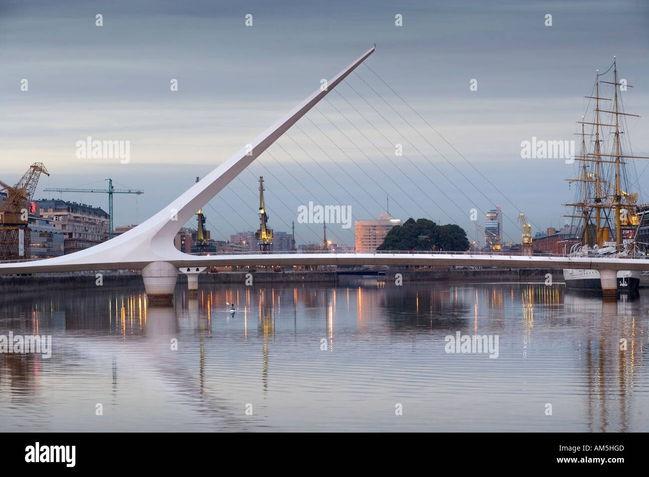 Sunrise vista la mattina del Puente de la Mujer, Puerto Madero docklands, Buenos Aires, Argentina. L'Architetto Santiago Calatrava. Foto Stock