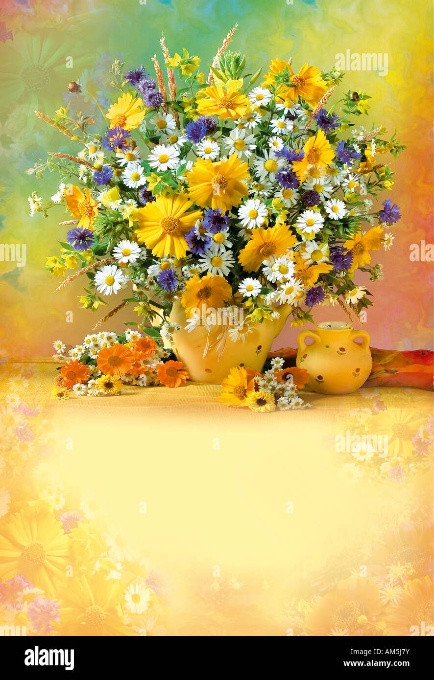 Studio disposti colorati mazzo bouquet di primavera in fiore giallo dei fiori in un vaso su un verde pastello Giallo sullo sfondo Foto Stock