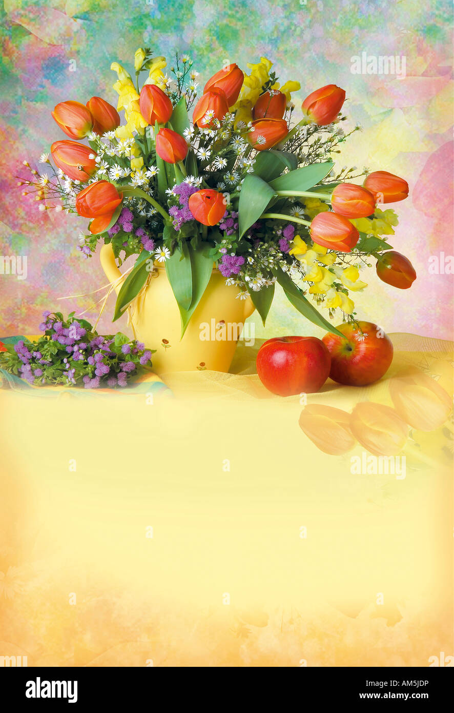 Studio disposti verticali rosso a grappolo bouquet di tulipani in un vaso su un verde pastello Giallo sullo sfondo Foto Stock