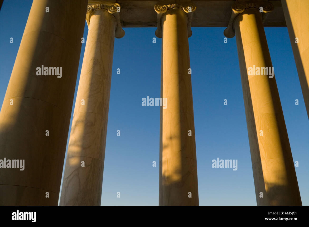 Ampio angolo di visione dei pilastri del Jefferson Memorial nella luce del pomeriggio. Washington DC Foto Stock