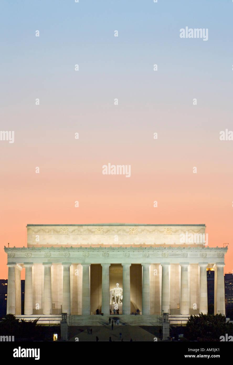 Colorato cielo sopra il Lincoln Memorial appena dopo il tramonto, al tramonto. National Mall, Washington D.C., USA Foto Stock
