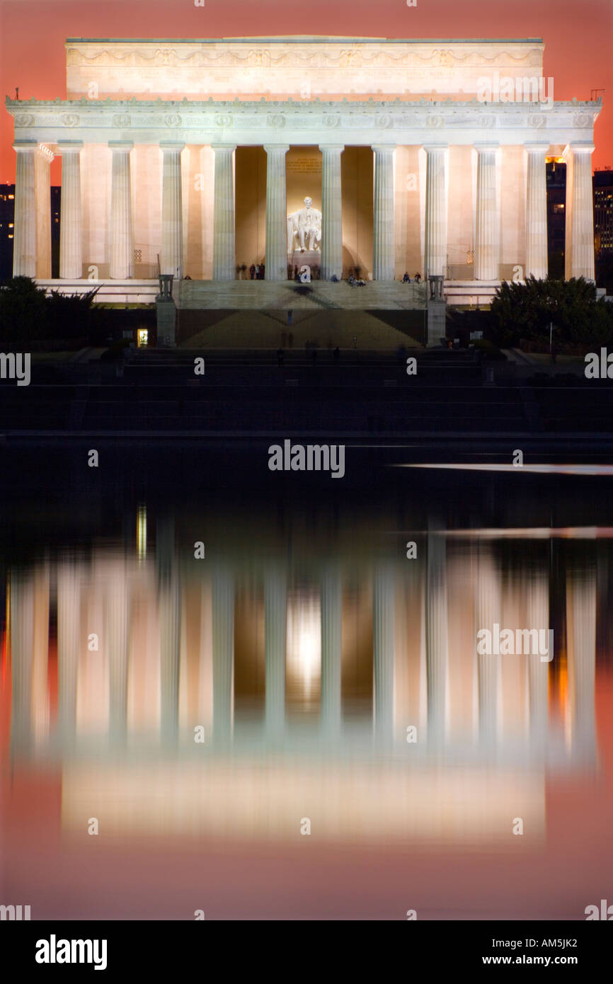 Lincoln Memorial riflettendo in stagno riflettente al crepuscolo. National Mall di Washington DC, Stati Uniti d'America Foto Stock