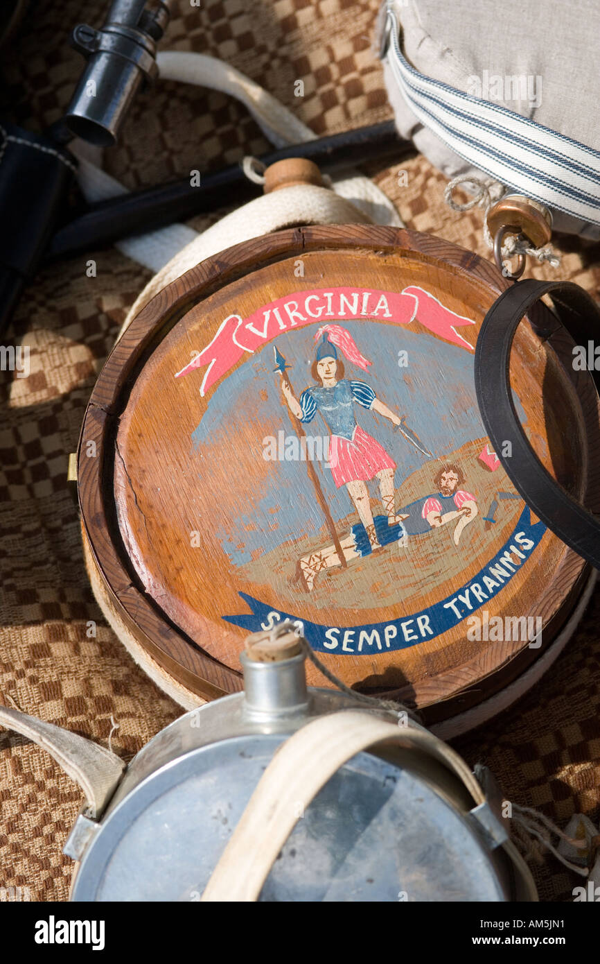 Un soldato pallone dalla Guerra Civile Americana con stato di Virginia motto: sic semper tyrannis. Display a rievocazione storica. Foto Stock