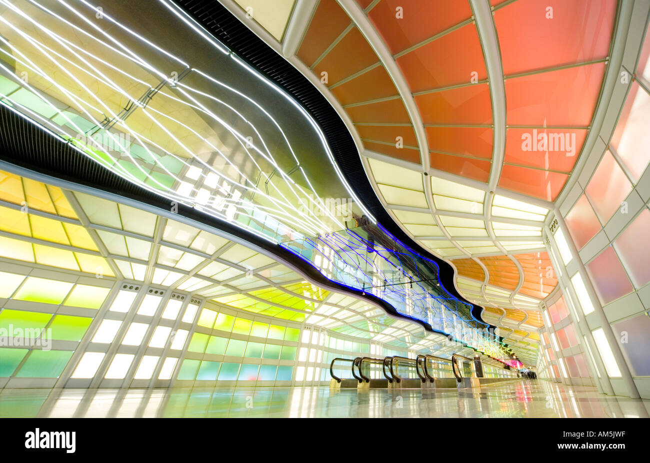 Extreme ampio angolo di immagine vuota marciapiede in movimento nel tunnel all'aeroporto O'Hare di Chicago con lo spostamento della luce al neon patterns Foto Stock