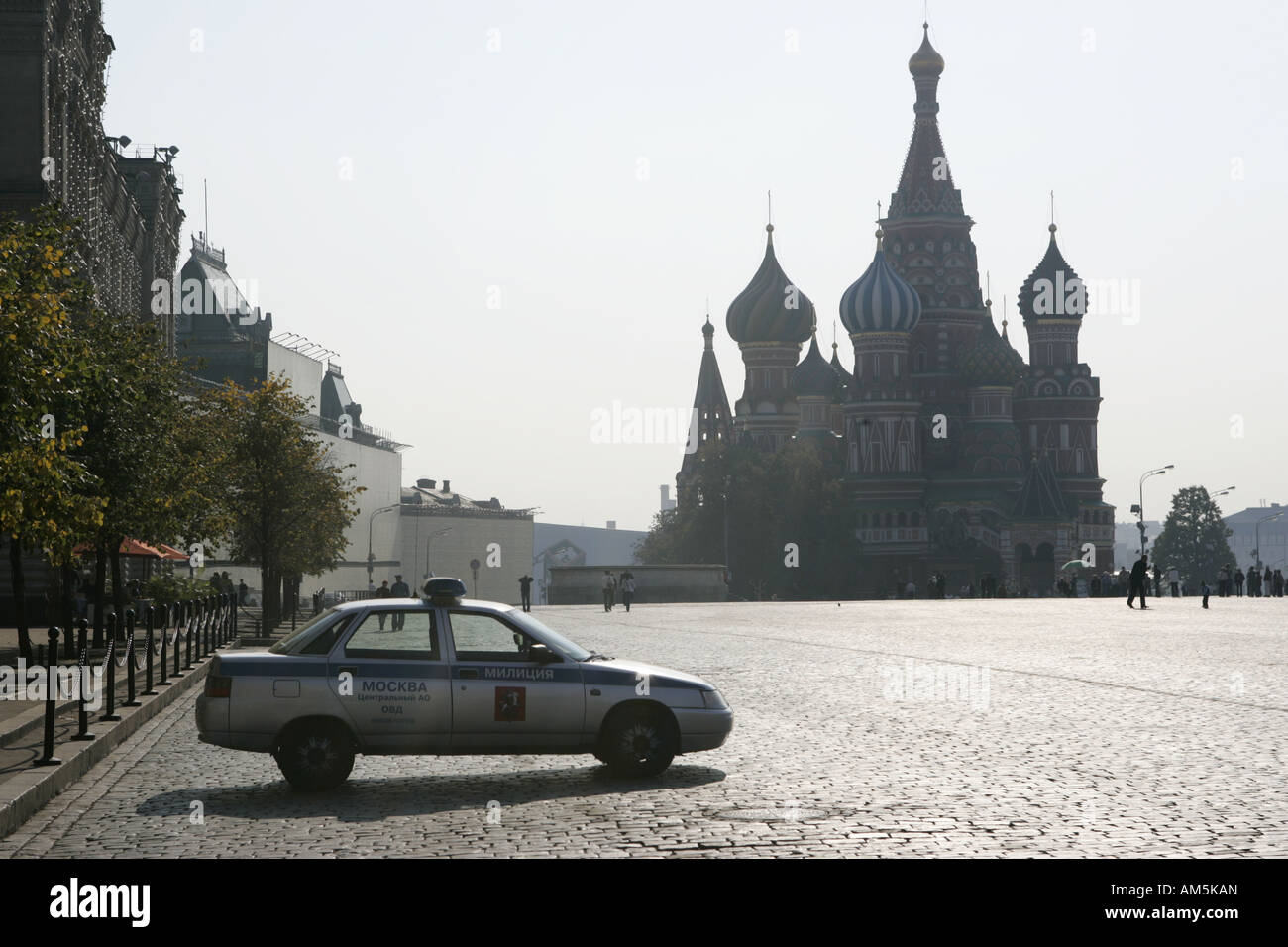 Auto della Polizia e la cattedrale di San Basilio a Mosca. Foto Stock