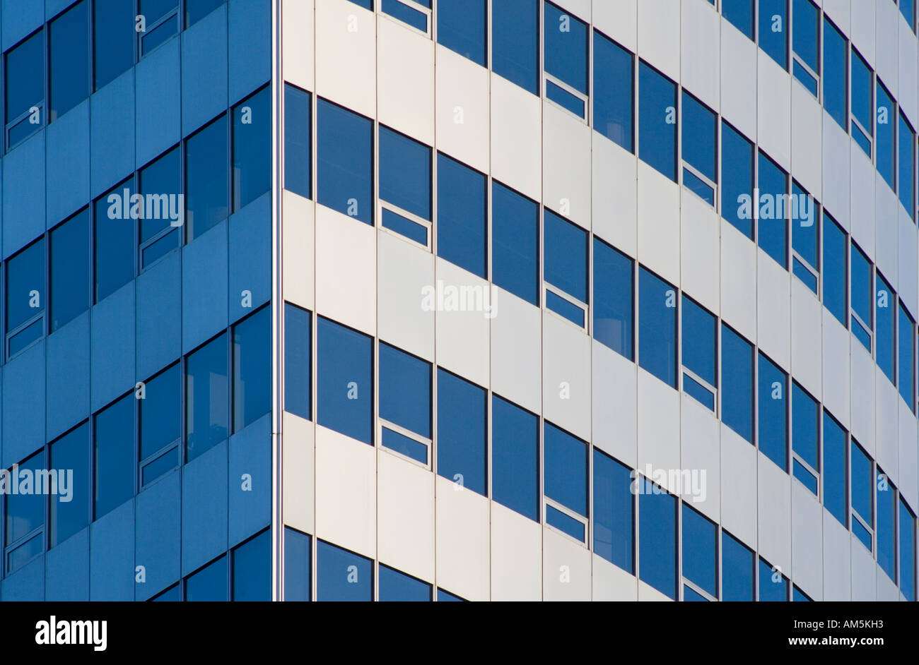 Edificio per uffici sagomata come la sharp prua di una nave. Arlington, Virginia opposto di Washington DC, Stati Uniti d'America Foto Stock