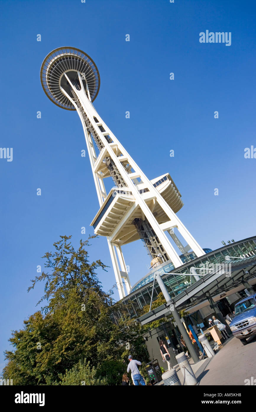 Seattle Space Needle. Ingresso principale, guardando verso l'alto. Foto Stock