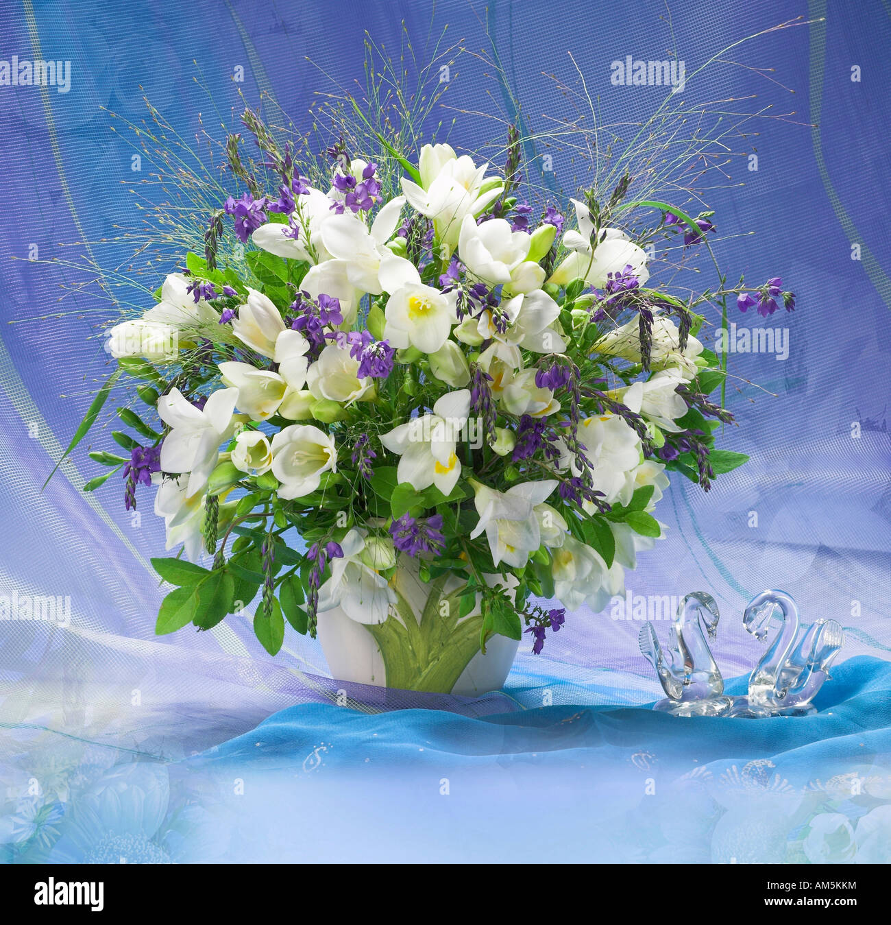 Studio disposti colorati mazzo bouquet di bianco fresia ina vaso su un pastello blu sullo sfondo Foto Stock