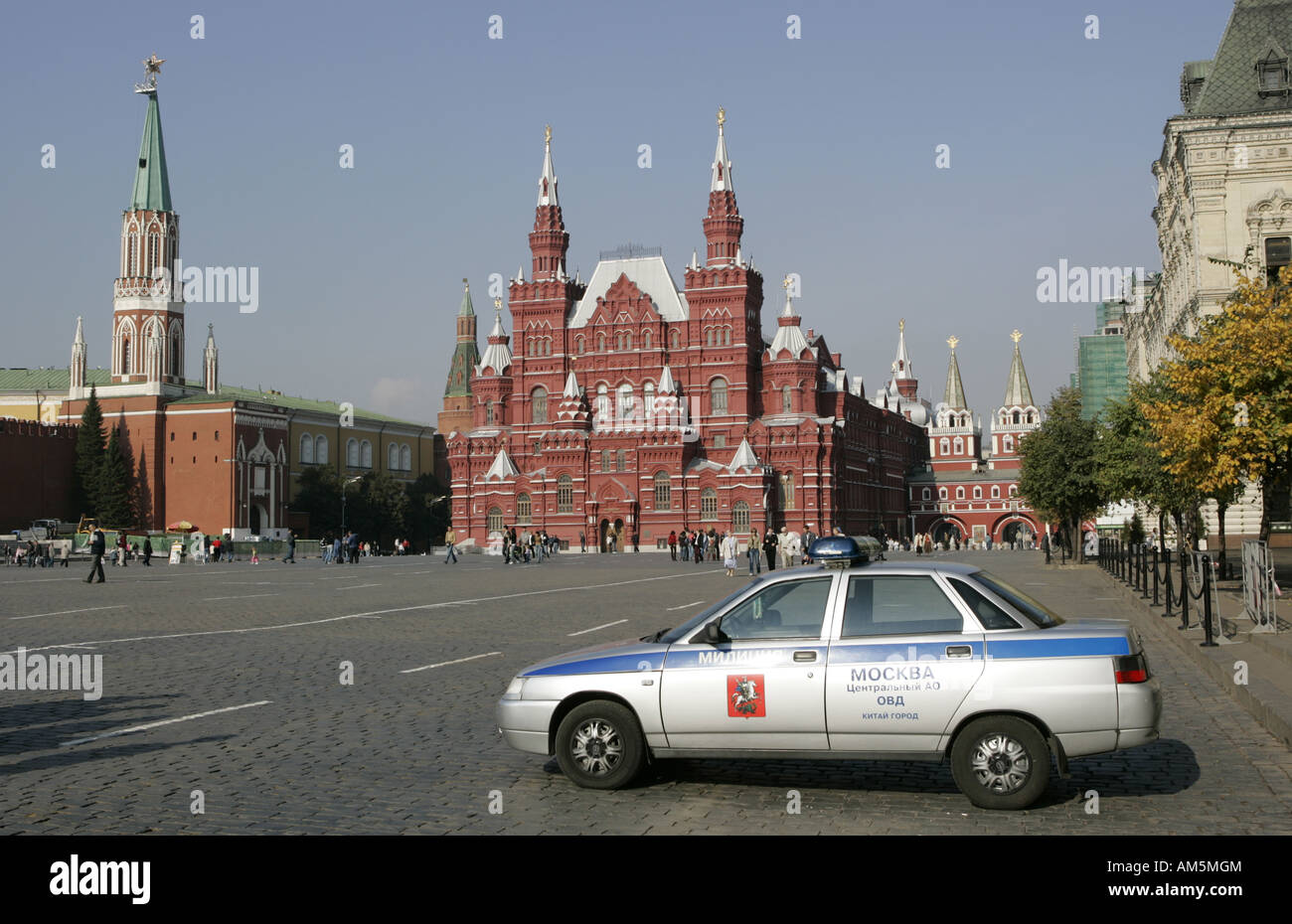 La Piazza Rossa di Mosca, auto della polizia davanti al museo di storia. Foto Stock