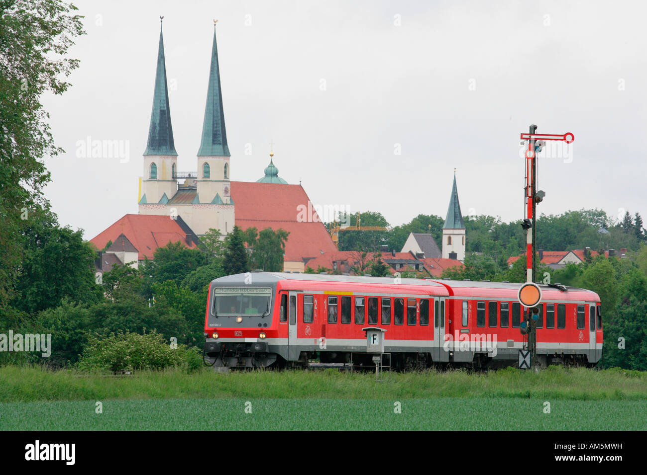 Il traffico locale treno del Sued-Ost-Bayernbahn (sud-ovest della Baviera-rail), Altoetting, Alta Baviera, Baviera, Germania Foto Stock