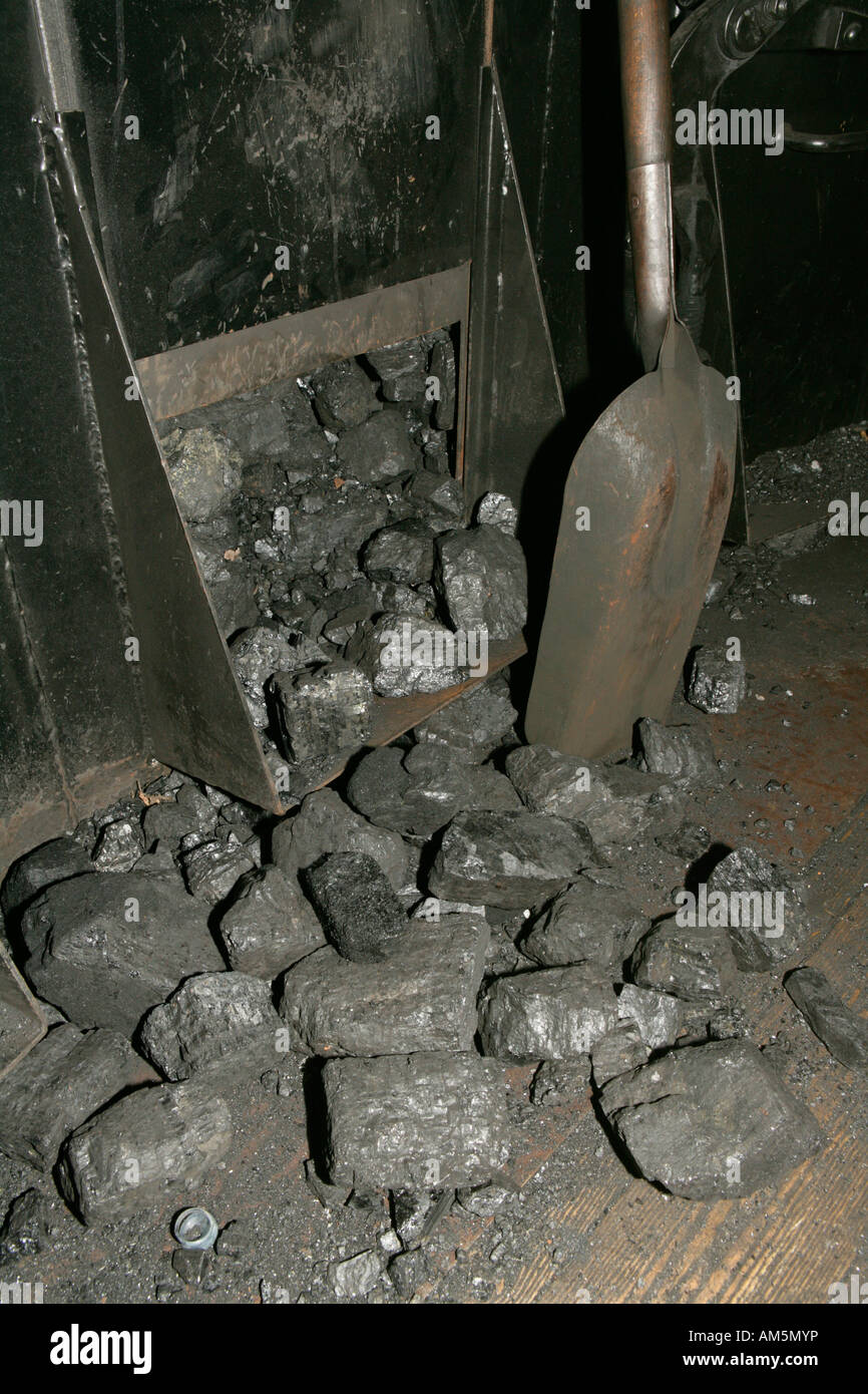 La pala e il carbone, combustibile in uno storico treno a vapore Foto Stock
