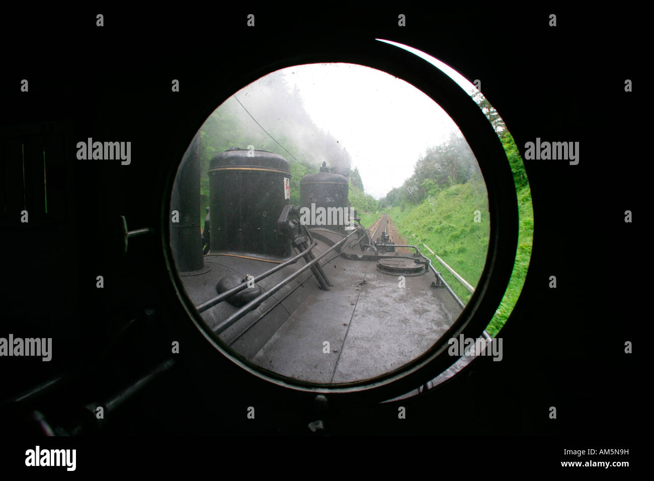 Vista dalla cabina del conducente attraverso la finestra di uno storico treno a vapore Foto Stock