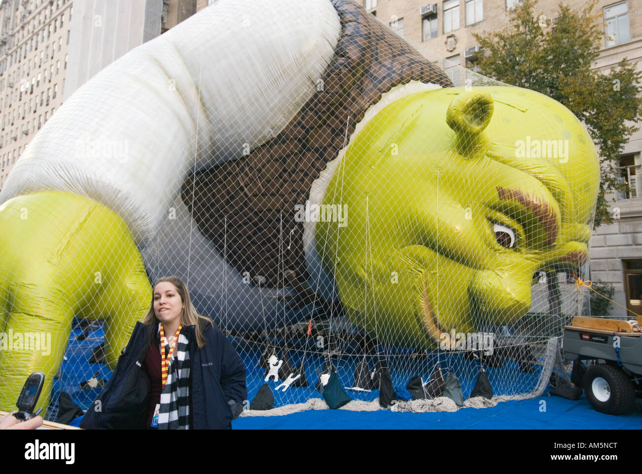 Shrek palloncino che viene insufflato fino al giorno prima della Macy's Thanksgiving Day Parade Foto Stock