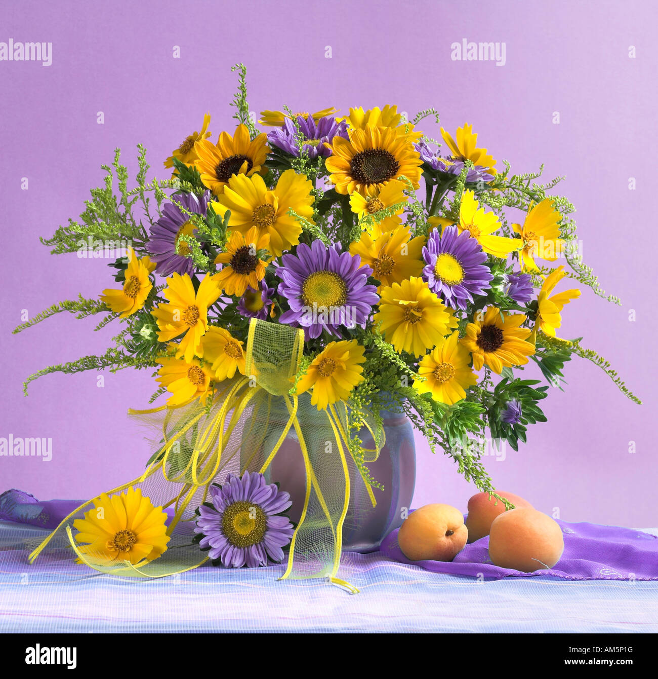 Studio disposti colorati mazzo bouquet di Giallo autunno girasoli ina vaso su un pastello sfondo viola Foto Stock