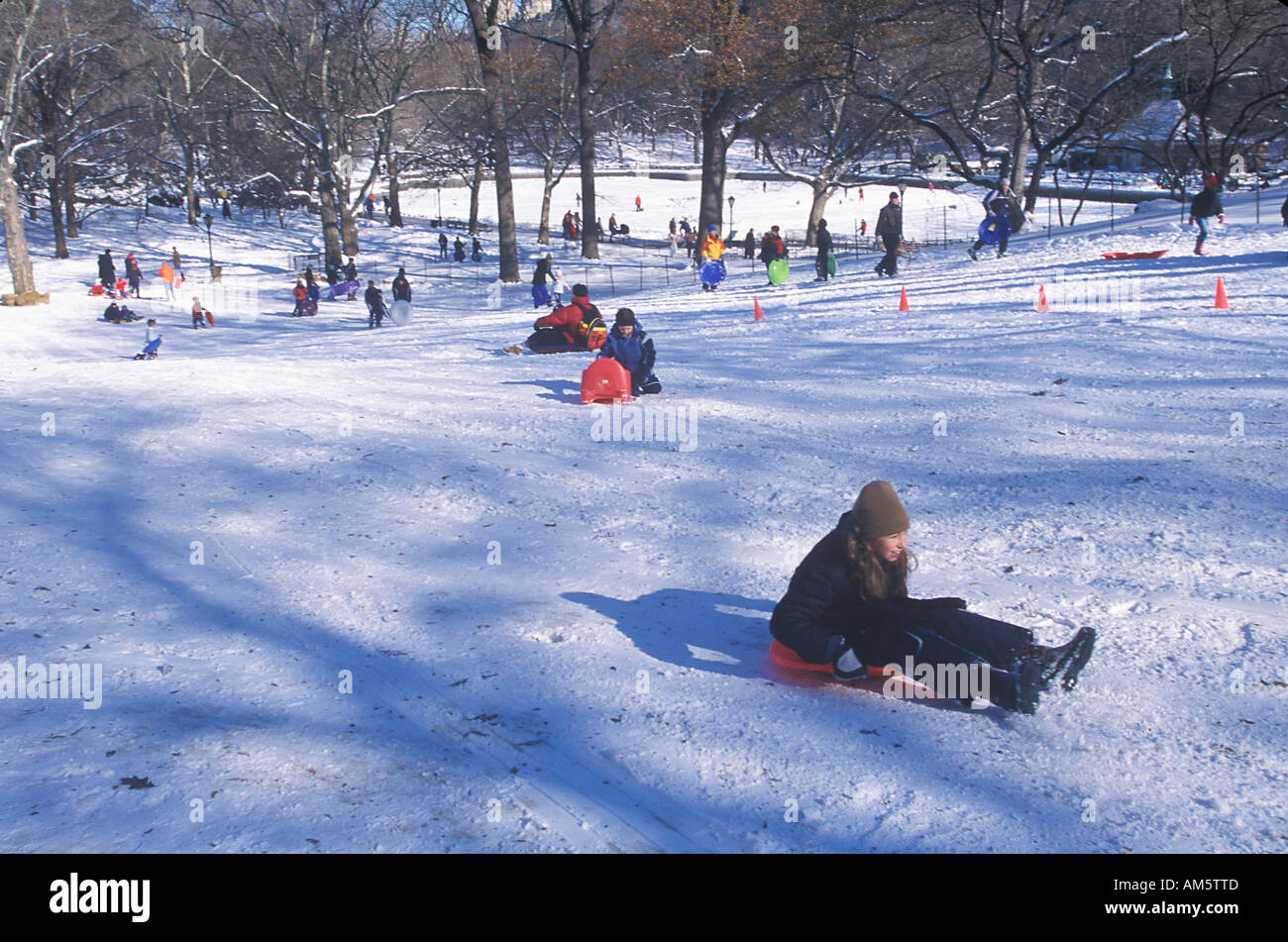 I bambini la slitta a cavallo nel parco centrale di Manhattan New York City NY dopo l'inverno tempesta di neve Foto Stock