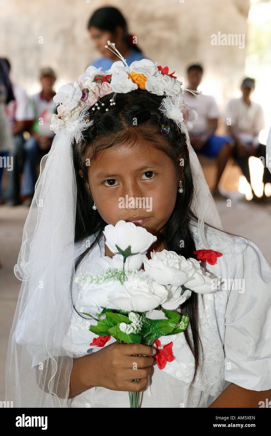 Fiore ragazza, matrimonio indiano, Loma Plata, Chaco, Paraguay, Sud America Foto Stock
