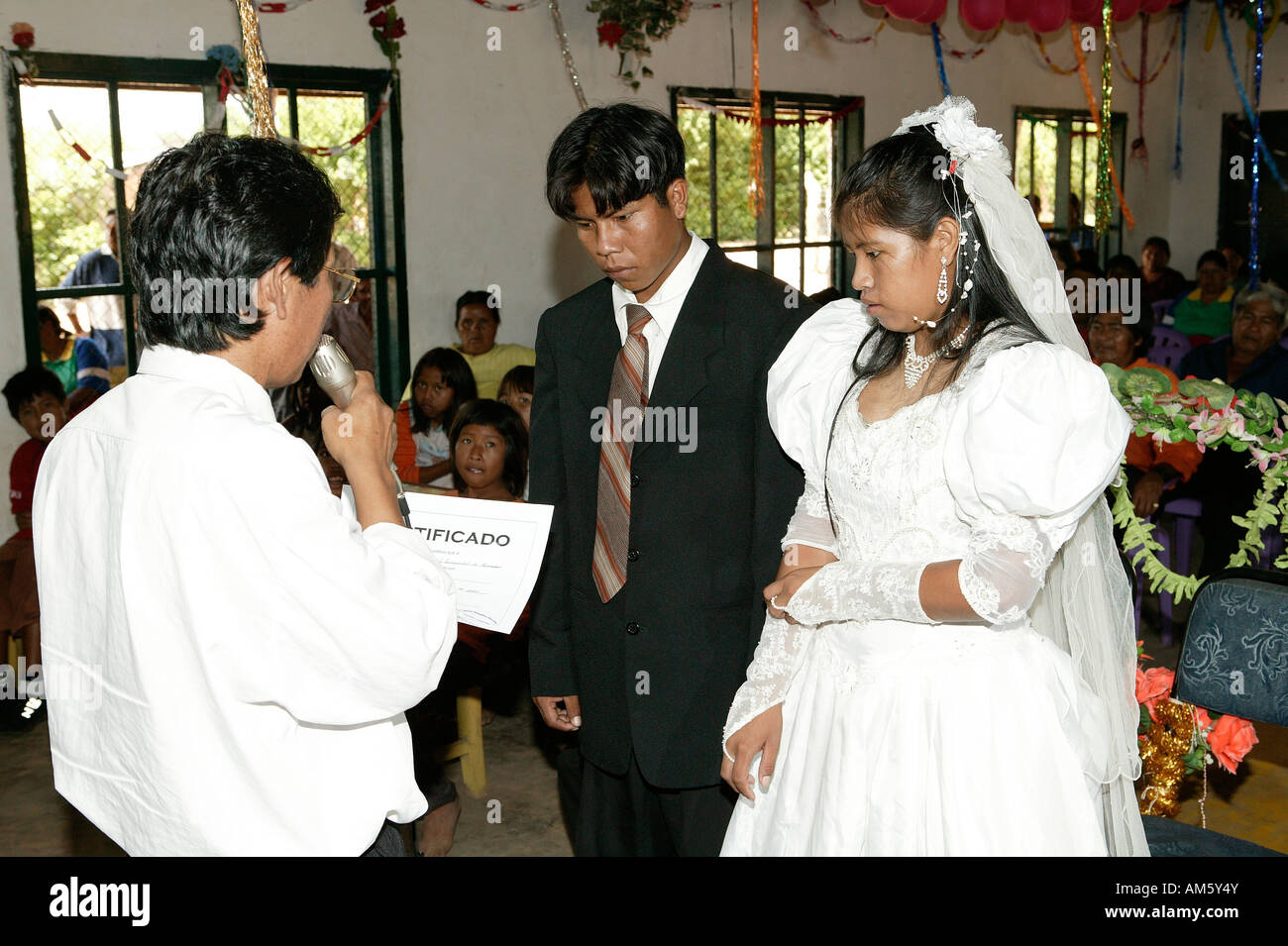 Coppia di sposi come ottenere il matrimonio documento matrimonio indiano, Loma Plata, Chaco, Paraguay, Sud America Foto Stock