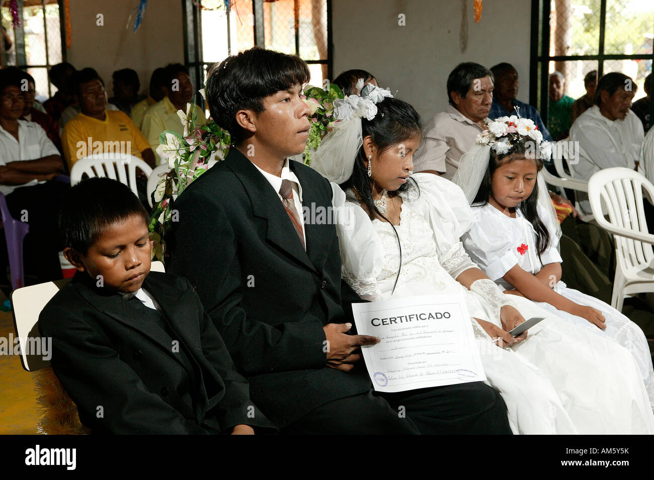 Coppia di sposi con figli dei fiori, matrimonio indiano, Loma Plata, Chaco, Paraguay, Sud America Foto Stock