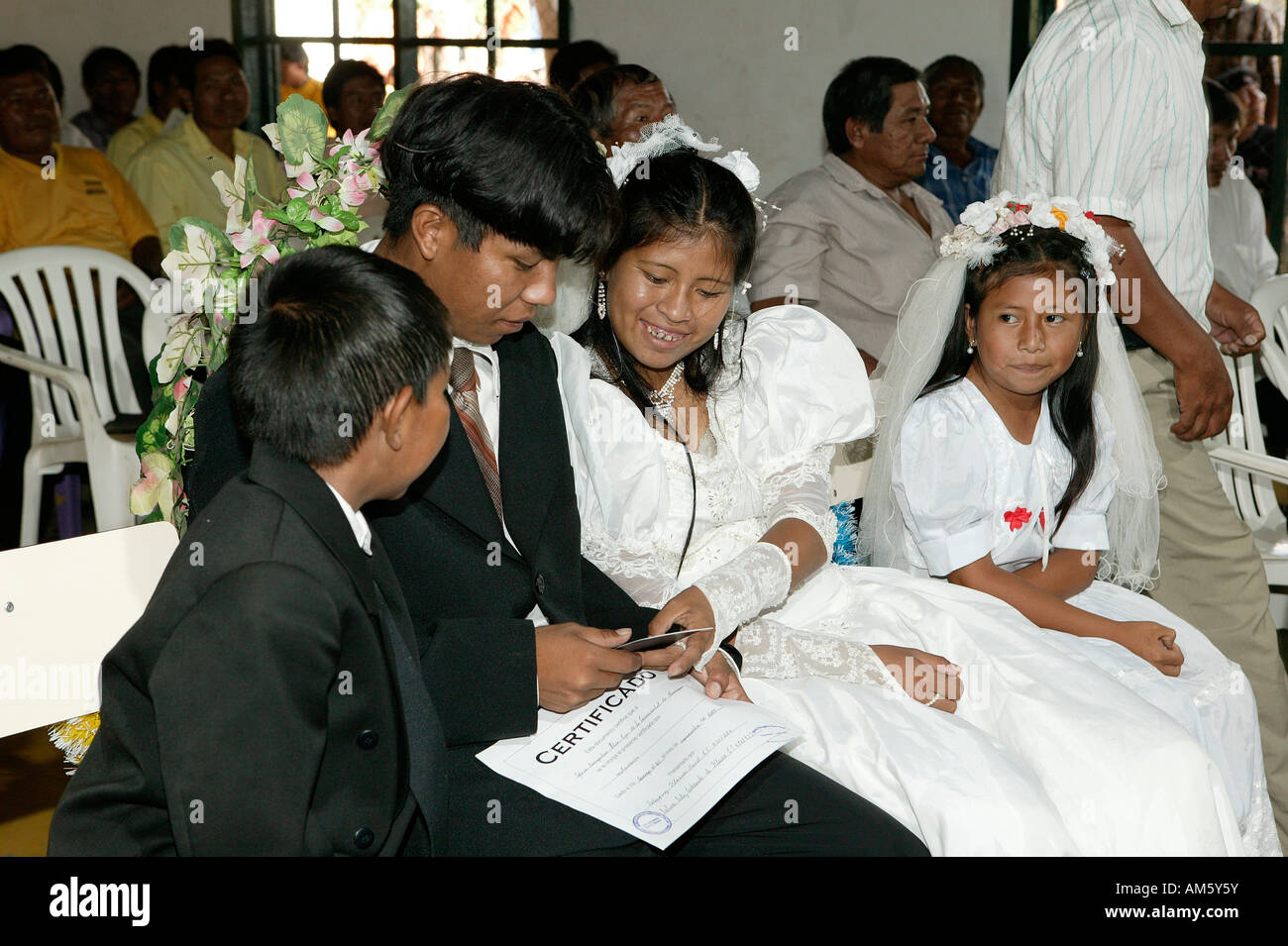 Coppia di sposi con figli dei fiori, matrimonio indiano, Loma Plata, Chaco, Paraguay, Sud America Foto Stock