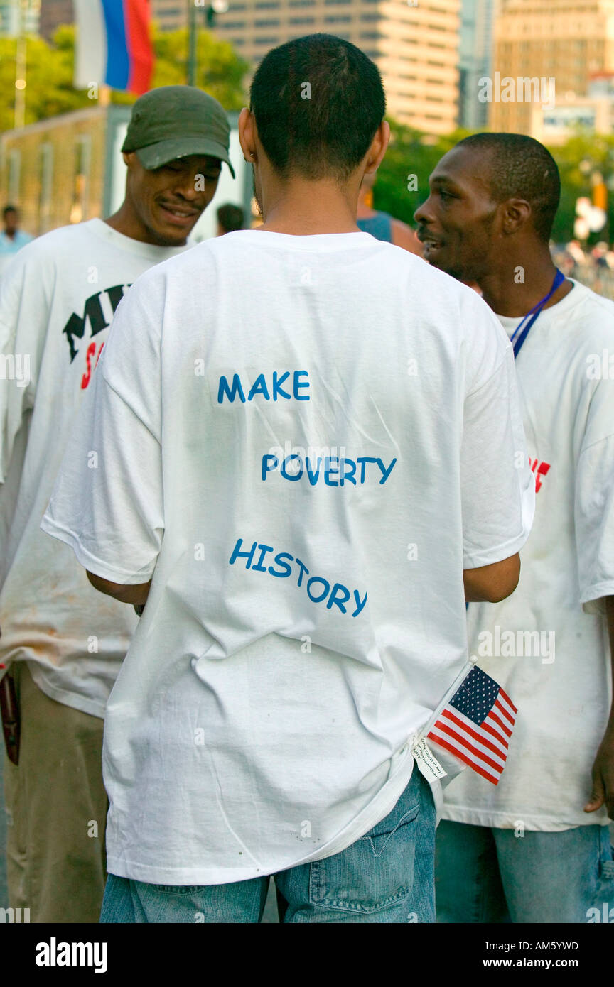 T shirt legge a porre fine alla povertà in Africa da Live 8 concerto di Philadelphia per promuovere la causa africana Foto Stock