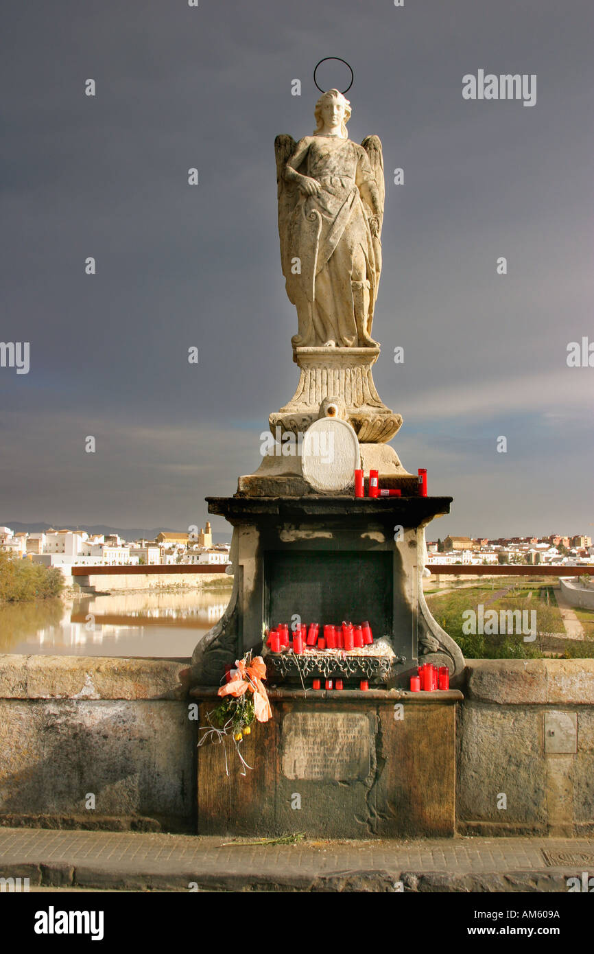 Cordoba Spagna San Rafael patrono sul ponte romano Foto Stock