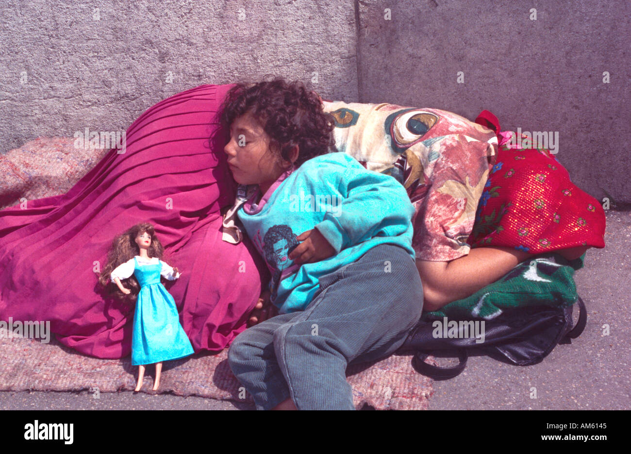 Gypsy madre e figlia dormiva sul ponte Parigi Francia Foto Stock