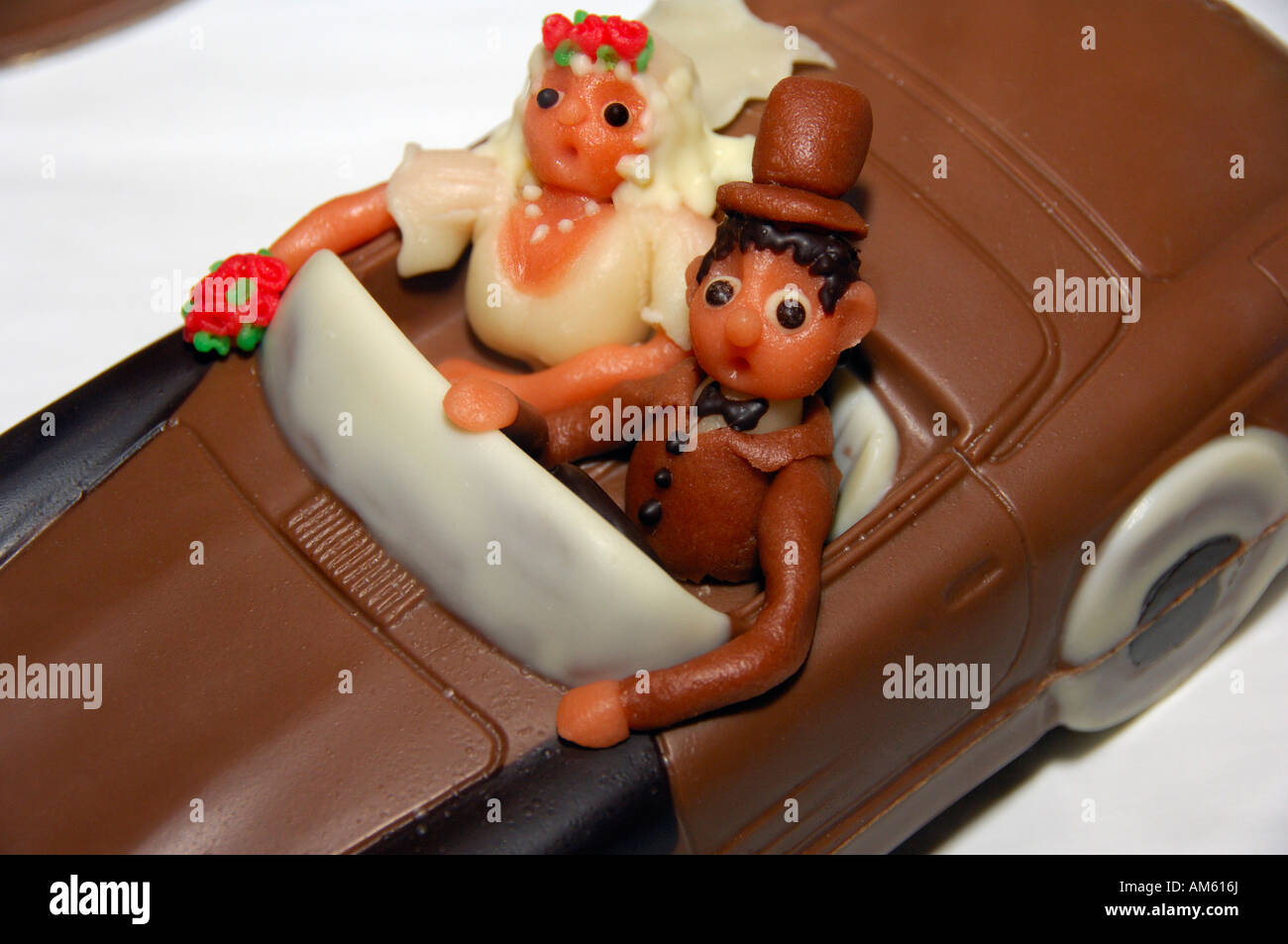 Sposa e lo sposo fatta da marzapane seduto in un auto di cioccolato, Dengel Company, Rott presso il fiume Inn, Alta Baviera, Baviera, G Foto Stock