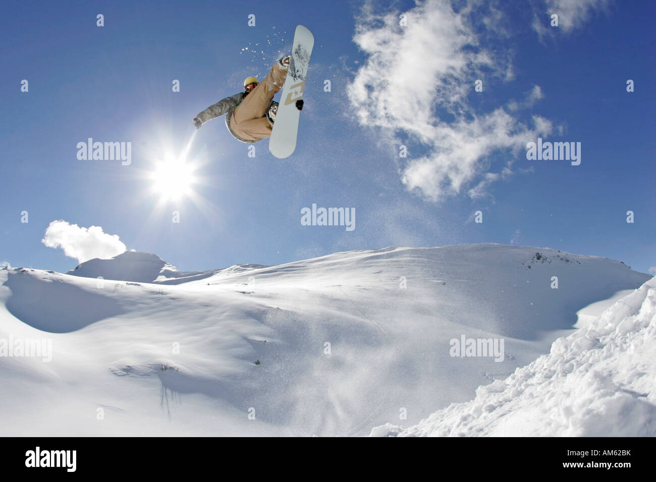 Snowboarder salta fuori di Quarterpipe, Zauchensee, Austria Foto Stock